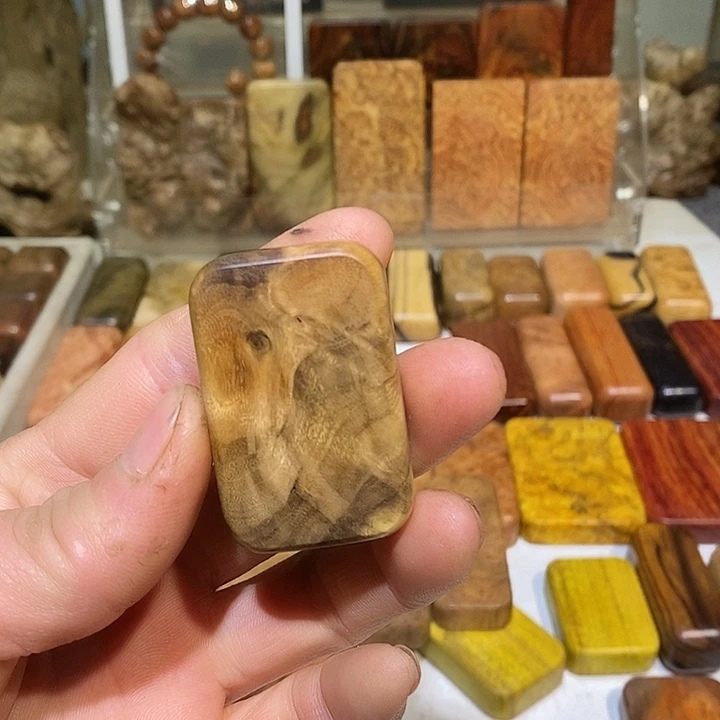 斯***撒香榧木木质哈把玩件，58888