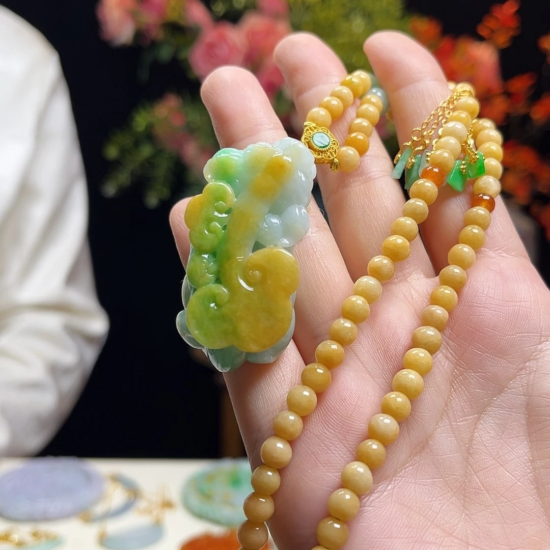 翡翠颈饰未镶嵌辣绿俏色貔貅