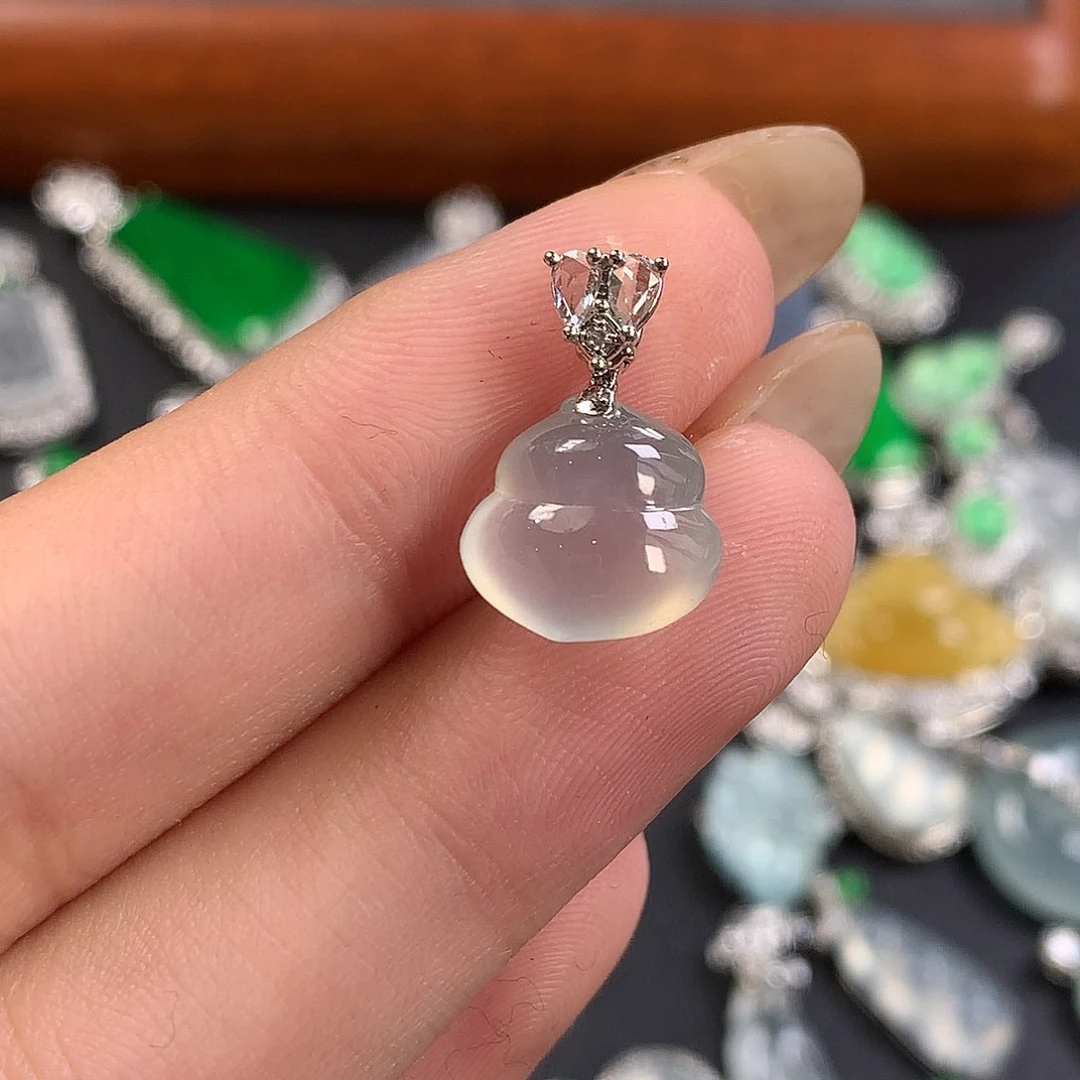 颈饰18K金镶嵌翡翠