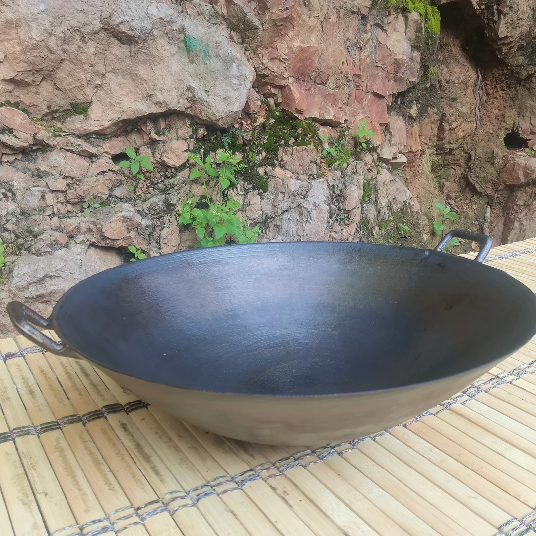 老式双耳纯手工生铁锅