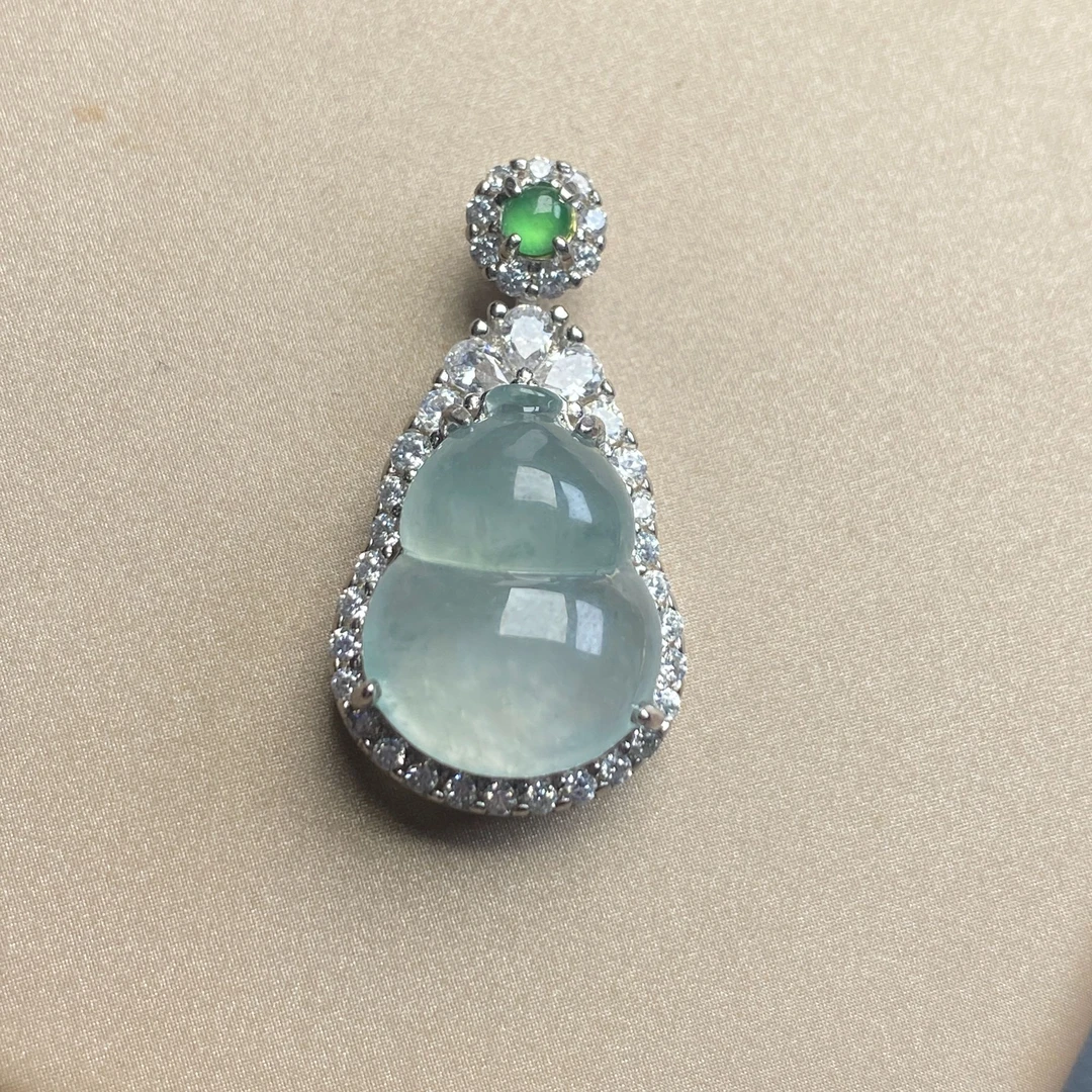 0104（小月源头）高冰种翡翠白冰葫芦精致款吊坠干净饱满荧光足