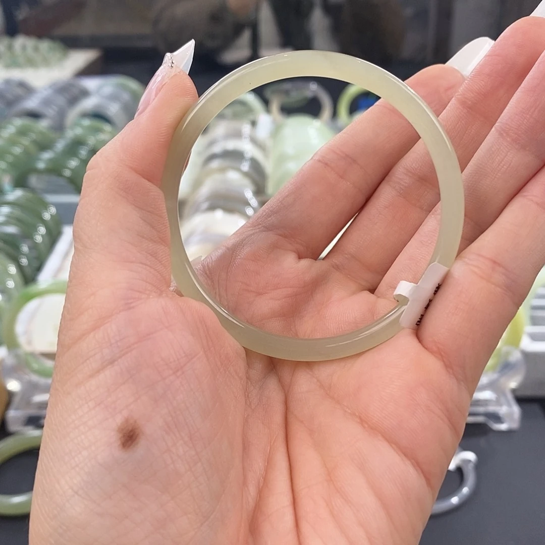 和田玉手镯未镶嵌55.56