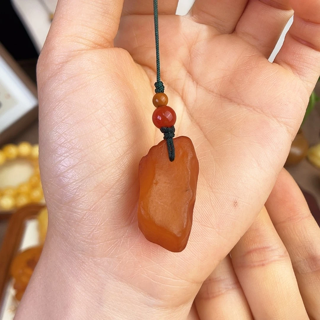 未镶嵌琥珀珠宝奇石。