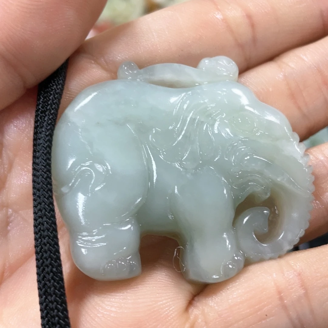 蛇纹石玉颈饰合金