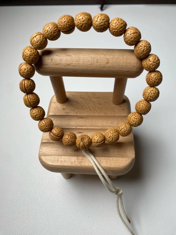 野生蜜纹桃核手持