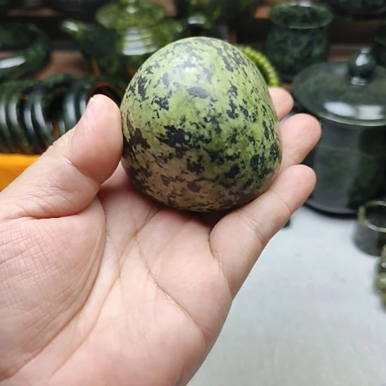 鸡***宝未镶嵌蛇纹石玉摆件