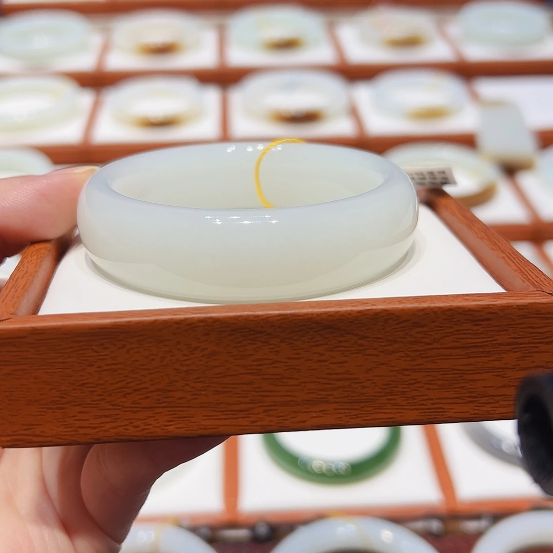 和田玉未镶嵌手镯