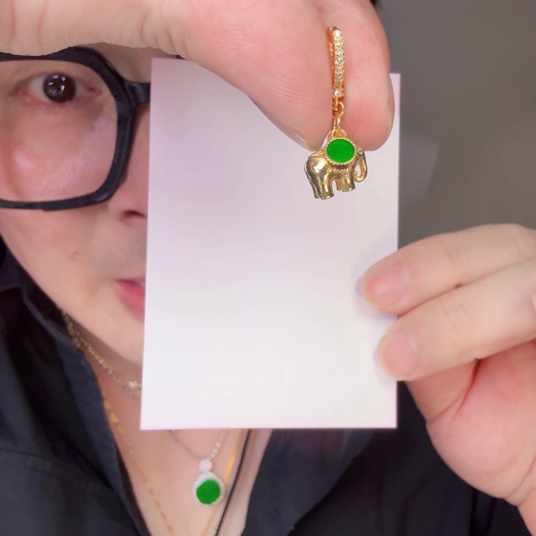 翡翠未镶嵌颈饰一件