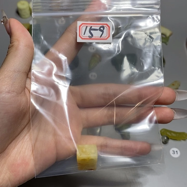 蛇纹石玉颈饰未镶嵌朱***人