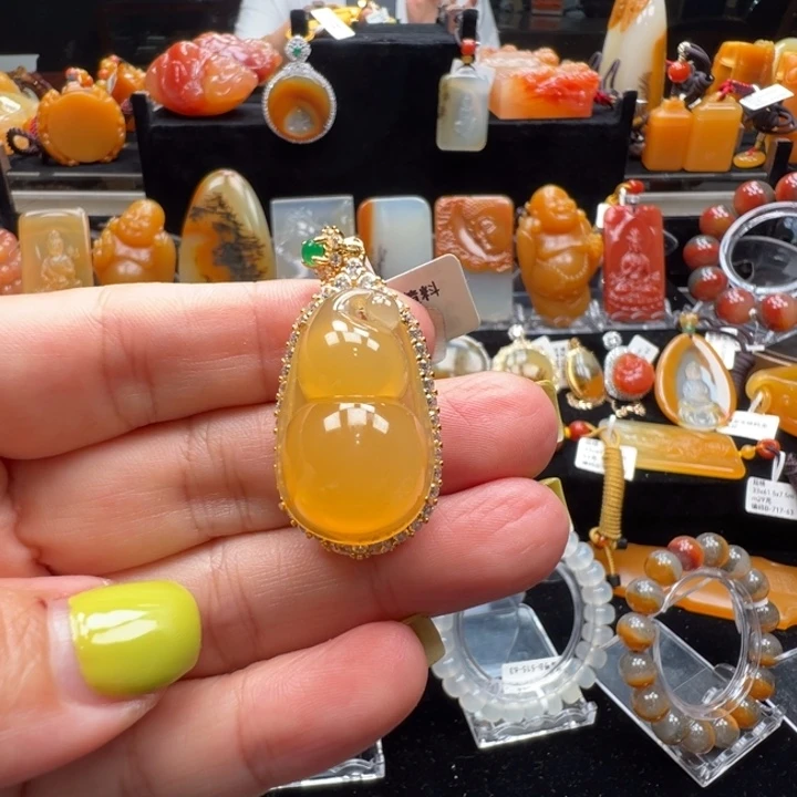 未镶嵌石英质玉(黄龙玉)颈饰