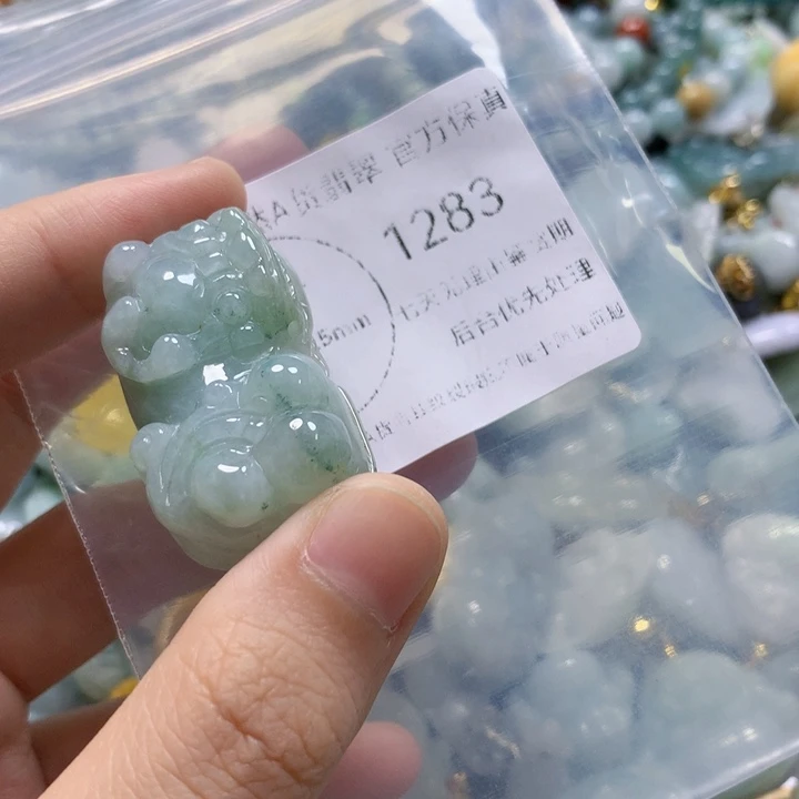翡翠未镶嵌颈饰可***巴翡翠