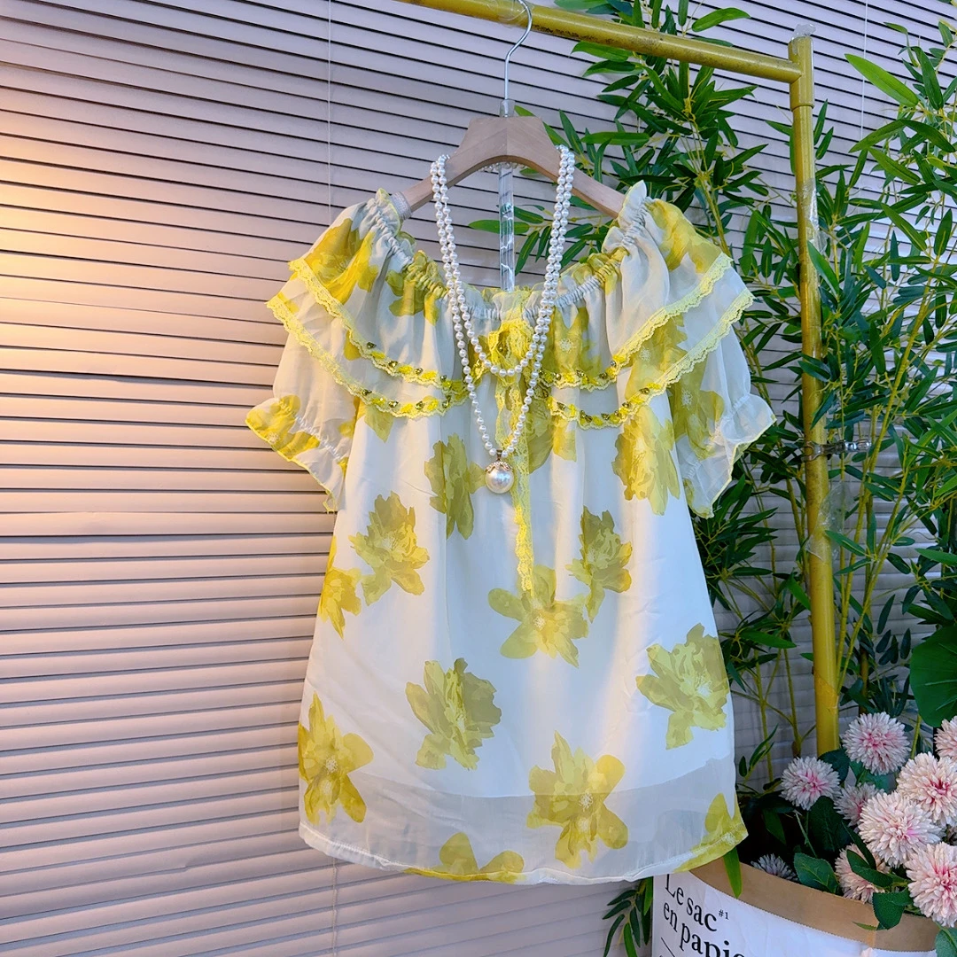 25052胖mm欧货韩系甜美减龄款设计感荷叶领订钻花朵显瘦百搭衫