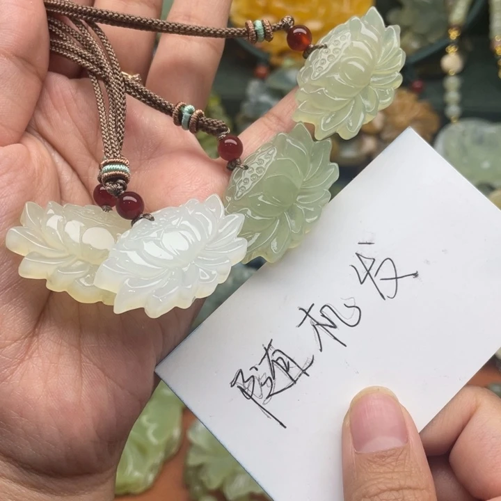 蛇纹石玉吊坠合金