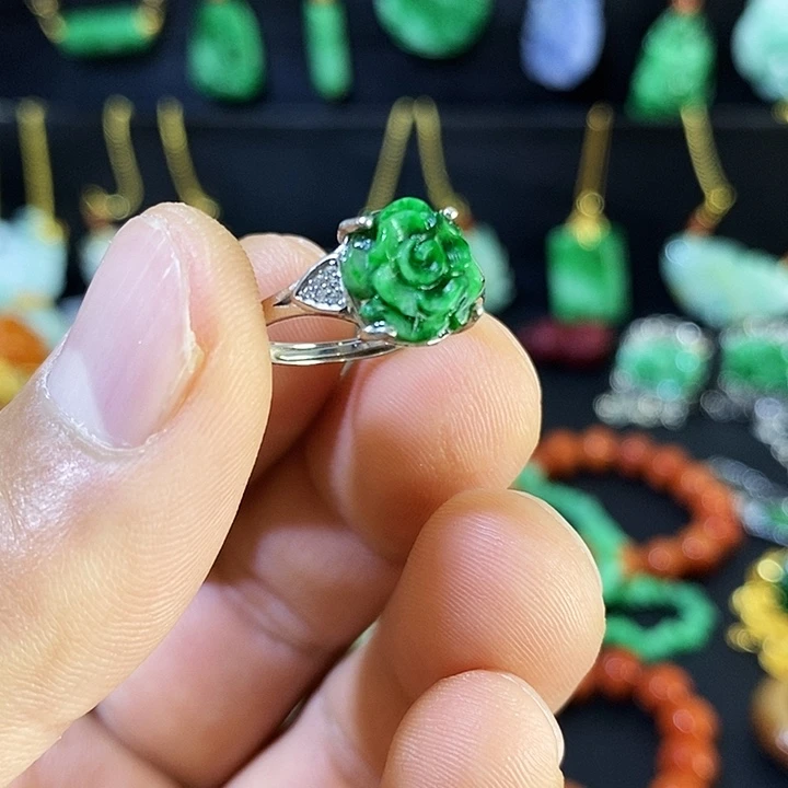 翡翠未镶嵌颈饰戒指