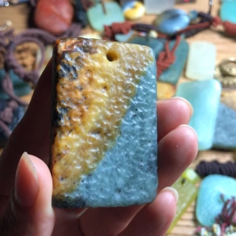 蛇纹石玉颈饰合金?*_
