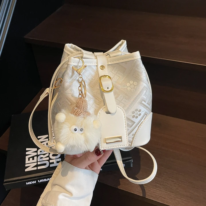 洋气感2025韩版秋冬水桶包女新款小众设计高级感流行斜挎水桶包潮