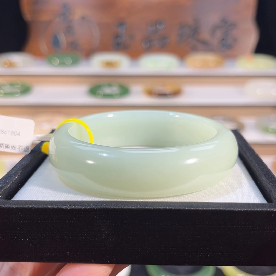 和田玉未镶嵌手镯  「且末奶蓝」