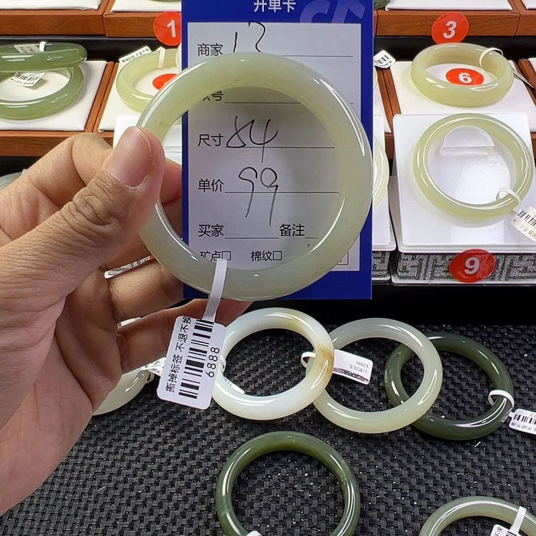 一***鱼未镶嵌手镯和田玉