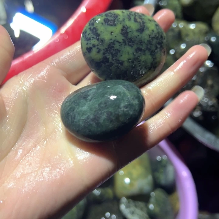 俞***仁蛇纹石玉未镶嵌西藏藏玉药王石