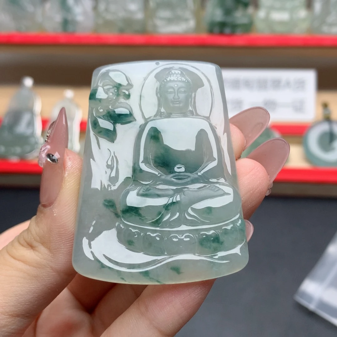 用***8翡翠未镶嵌颈饰大日如来