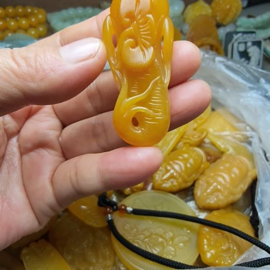 石英质玉（黄龙玉）未镶嵌颈饰