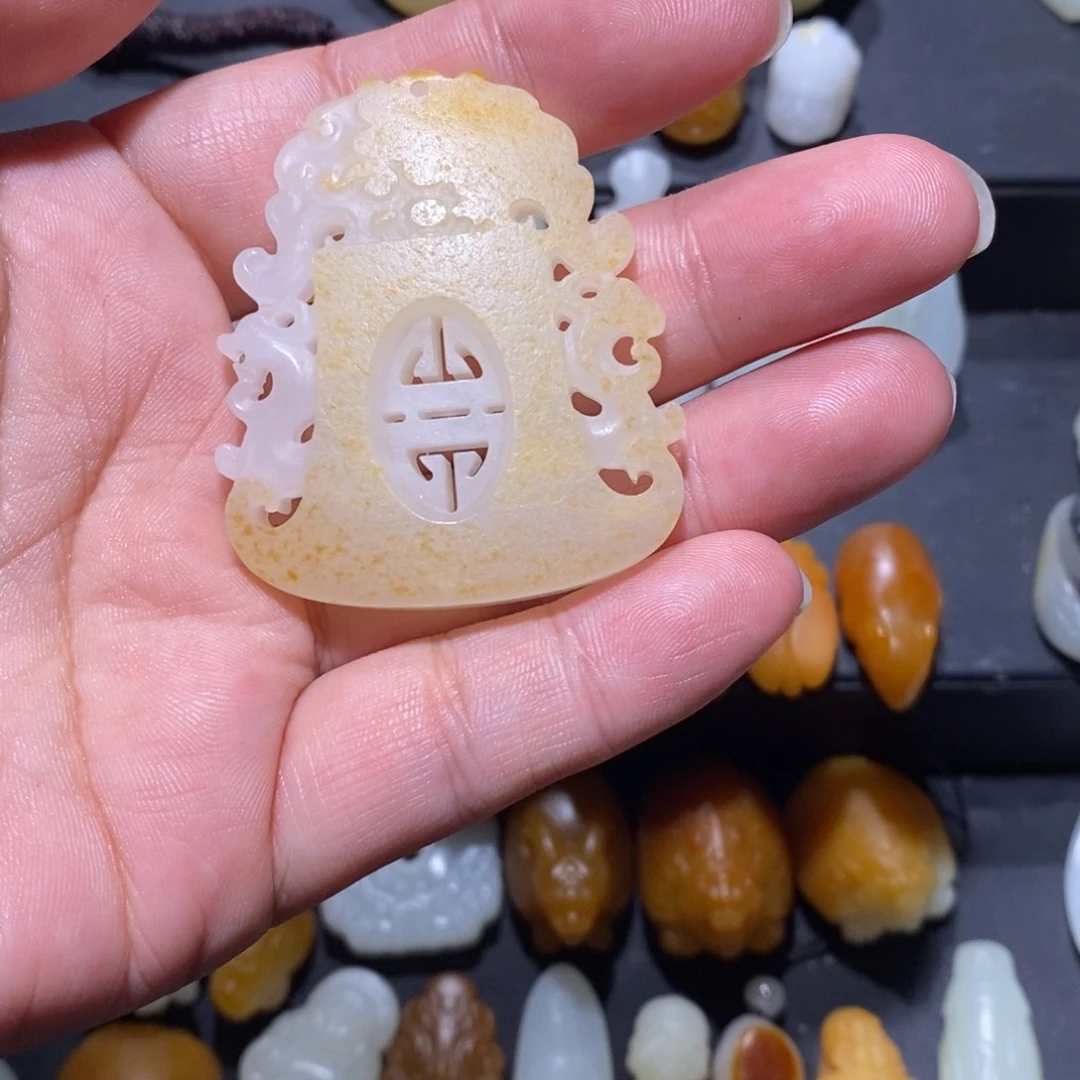 大***子颈饰未镶嵌和田玉