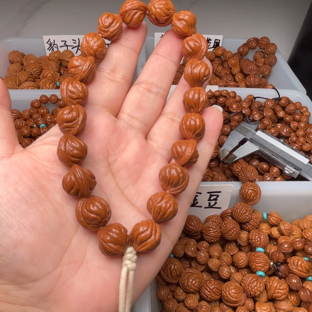 吉***子吊坠桃核14左右红魔手持