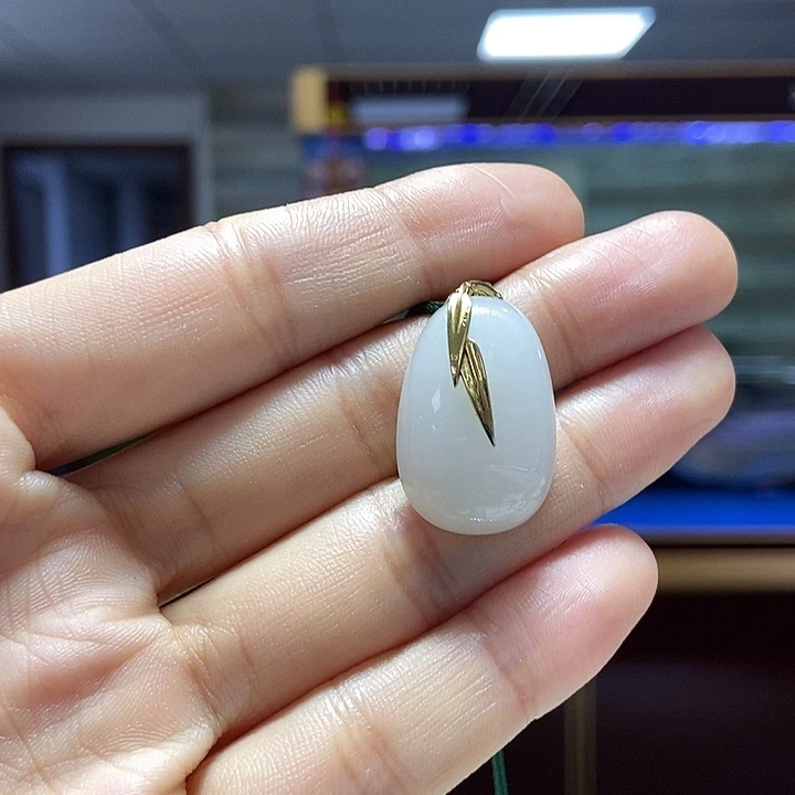 和田玉18K金镶嵌颈饰