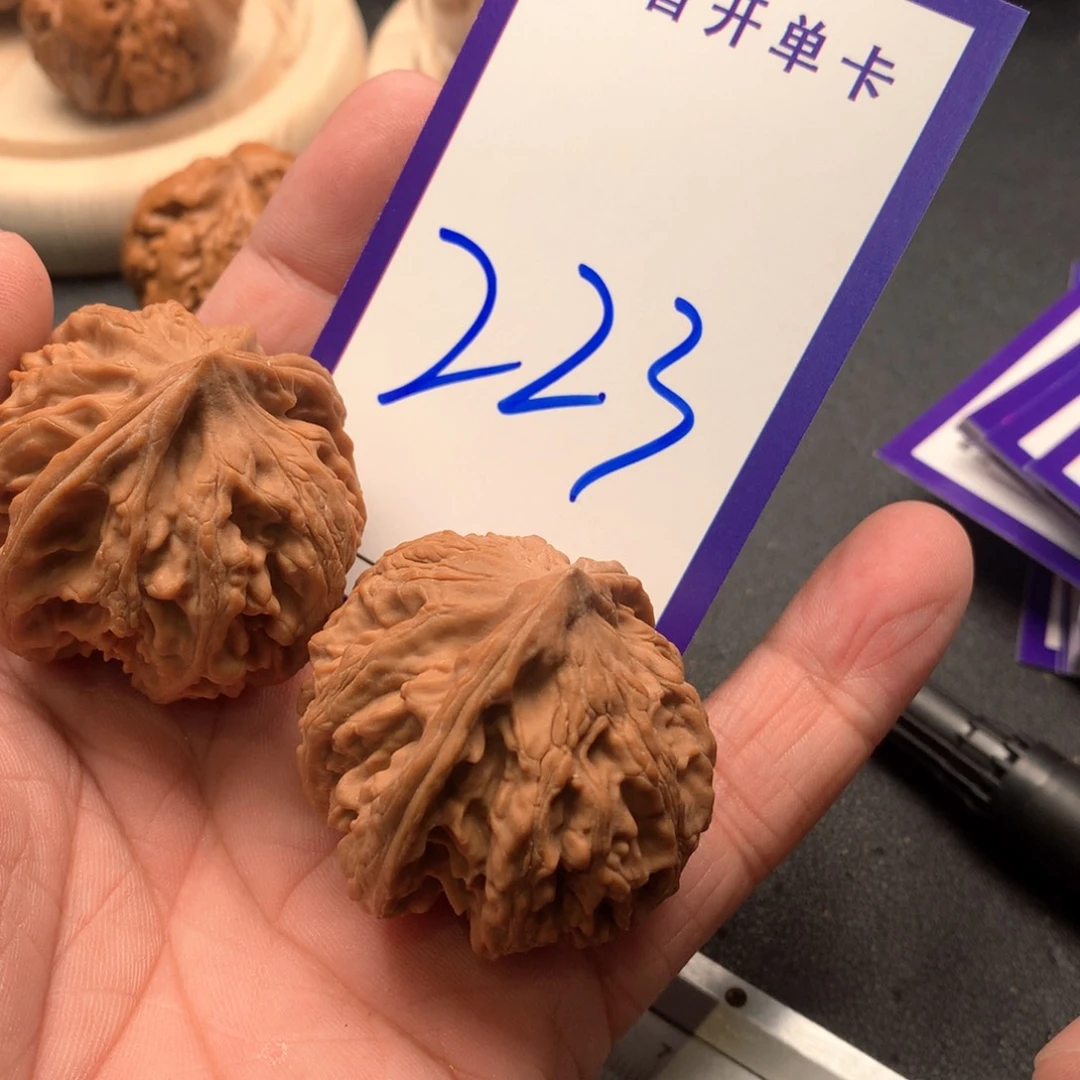 文玩核桃吊坠玉玲珑