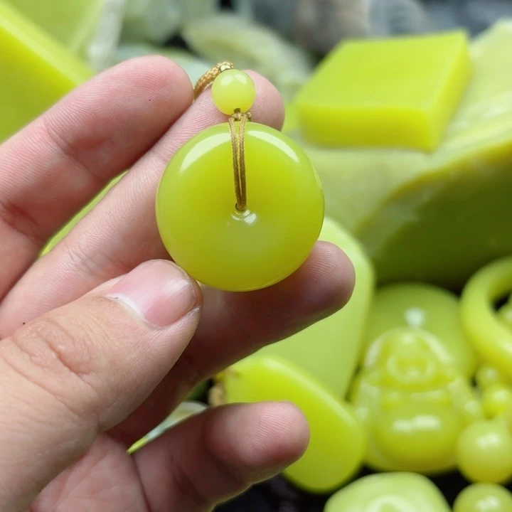 龙***爽布新疆若羌黄玉平安扣