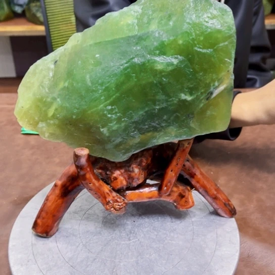 未镶嵌蛇纹石玉原石王*。