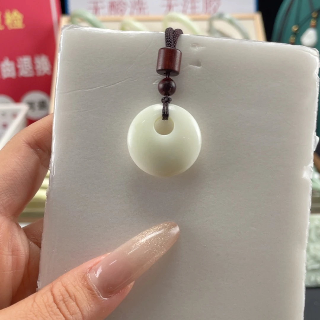 ****椒未镶嵌颈饰蓝田玉（蛇纹石化大理石玉）