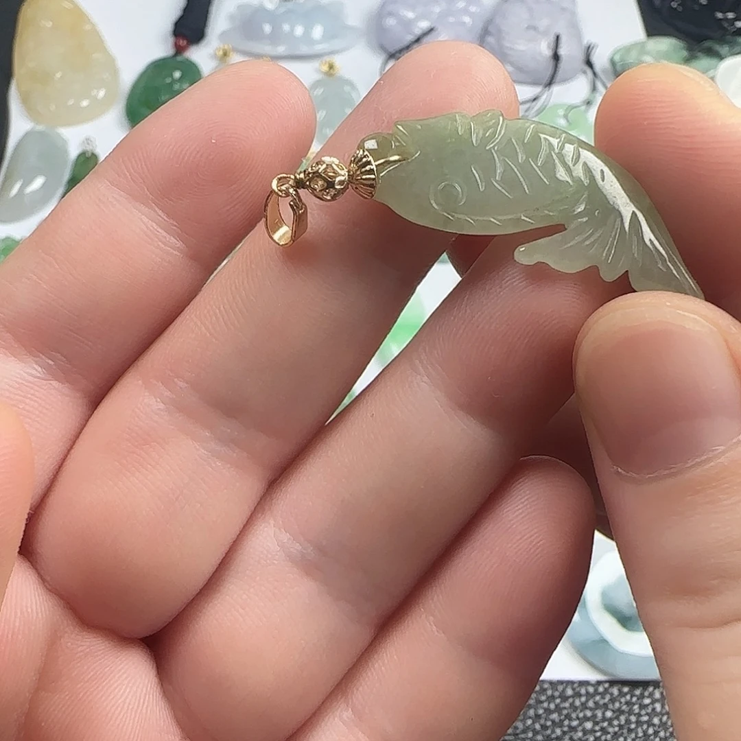 翡翠未镶嵌颈饰鱼