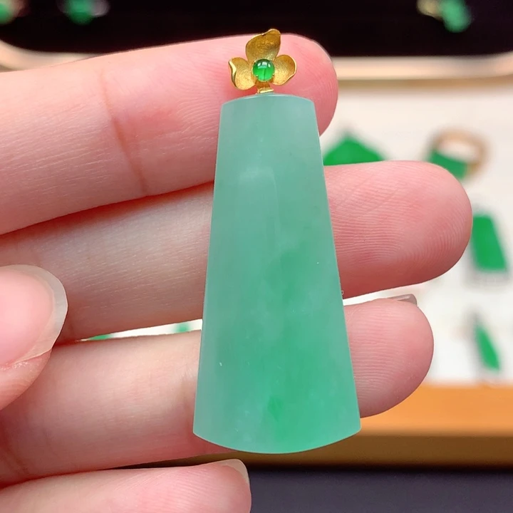 颈饰18K金镶嵌翡翠翡翠