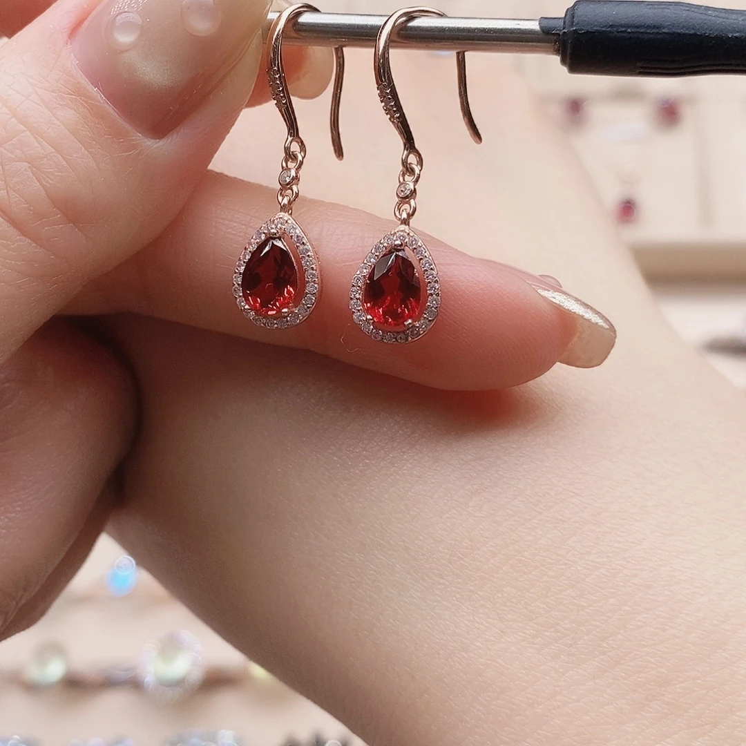 银S925镶嵌耳钉石榴石耳钉