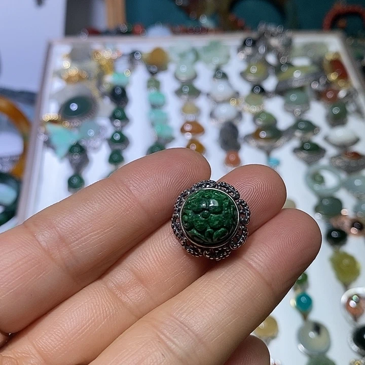 翡翠未镶嵌吊坠(赠链)