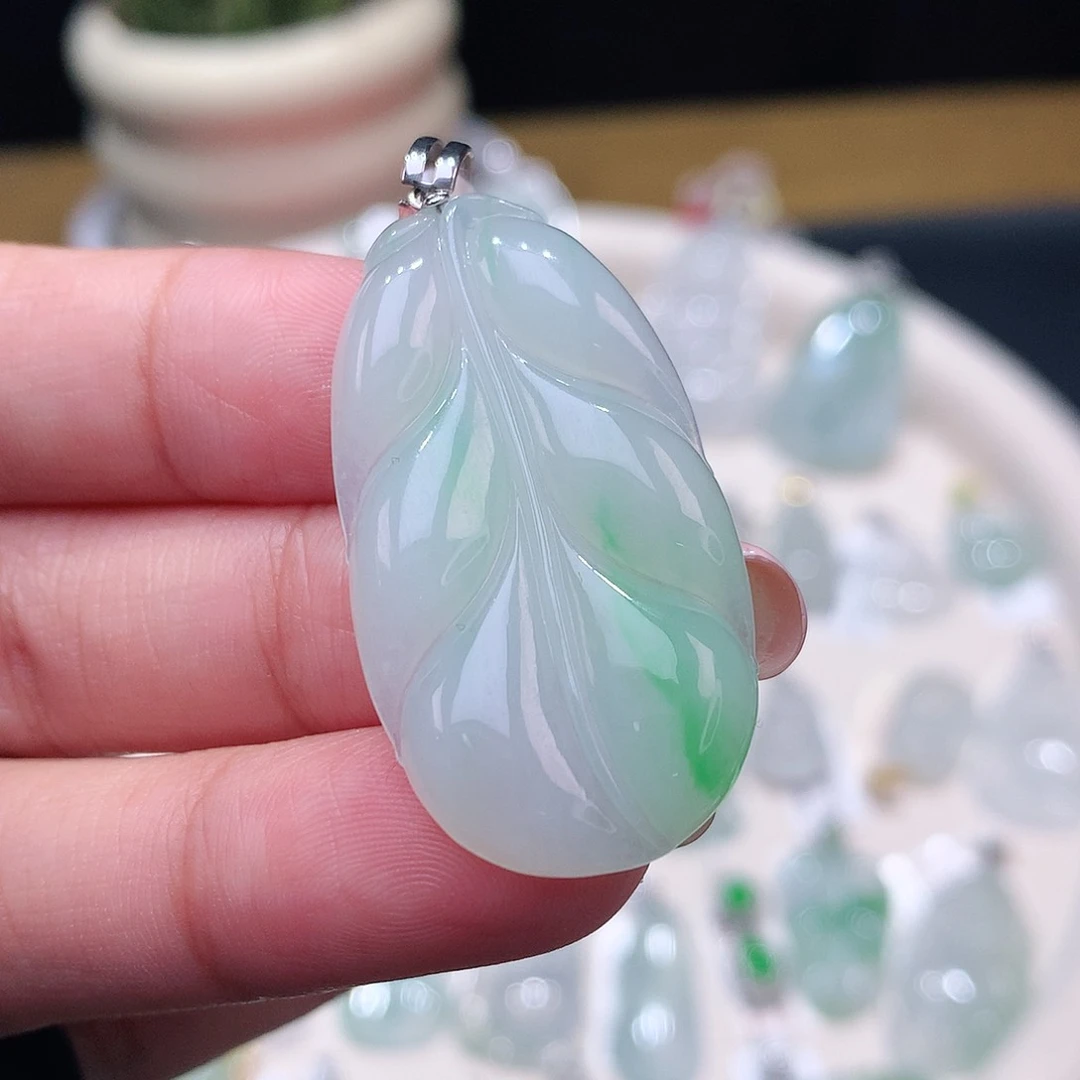 颈饰18K金镶嵌翡翠叶子