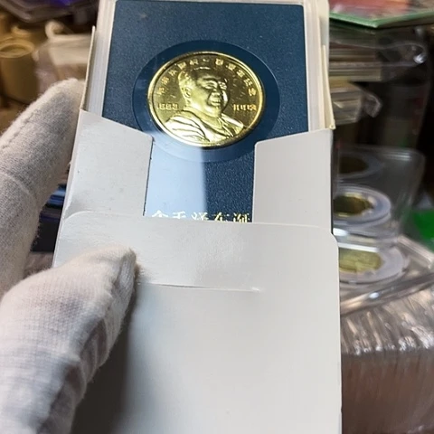 其他普通金属毛爷爷100周年纪念章，，，，，，