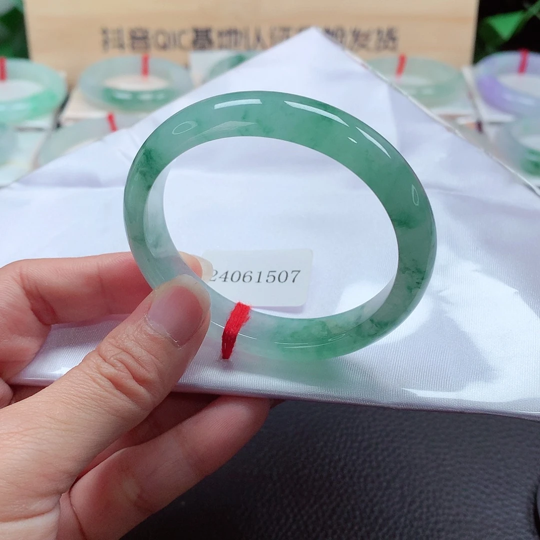 翡翠手镯（贵妃镯）未镶嵌天然A货翡翠手镯