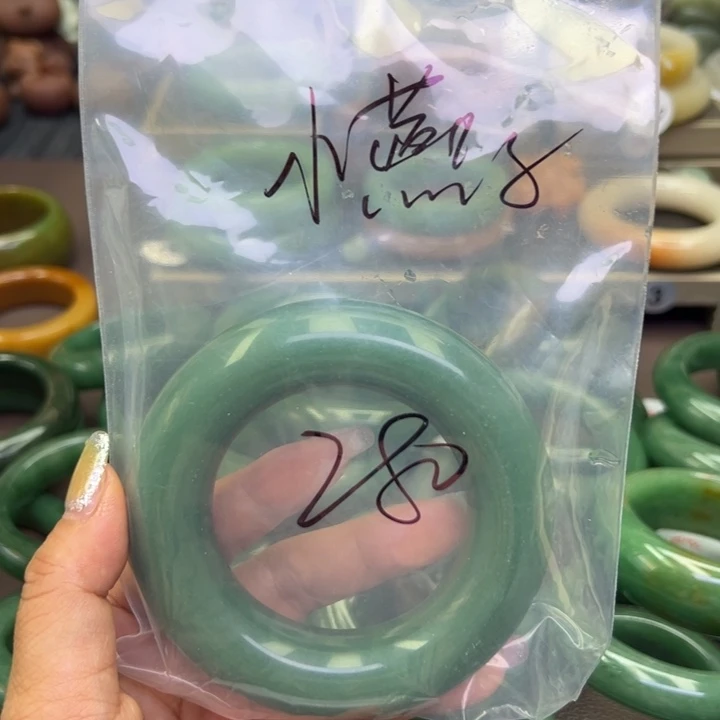 石英岩玉手镯未镶嵌小****）