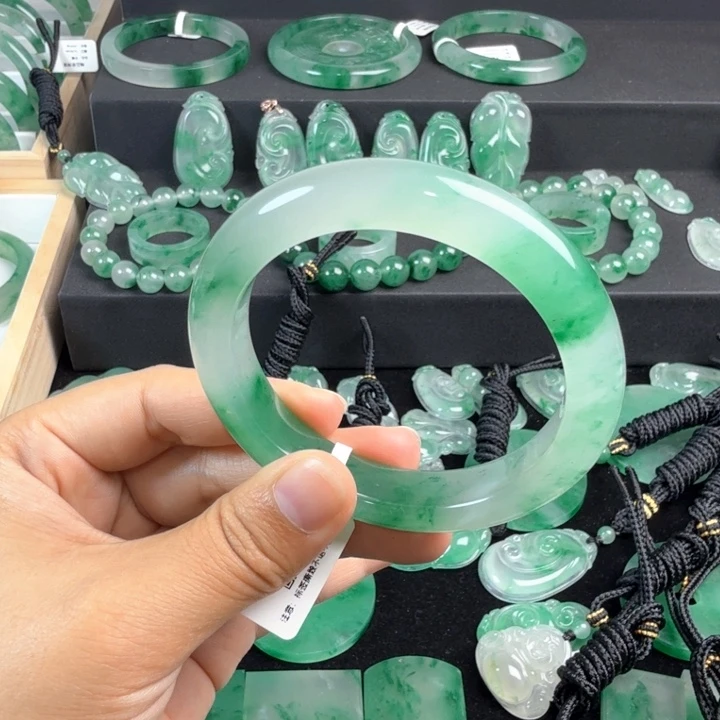 石英岩玉未镶嵌手镯