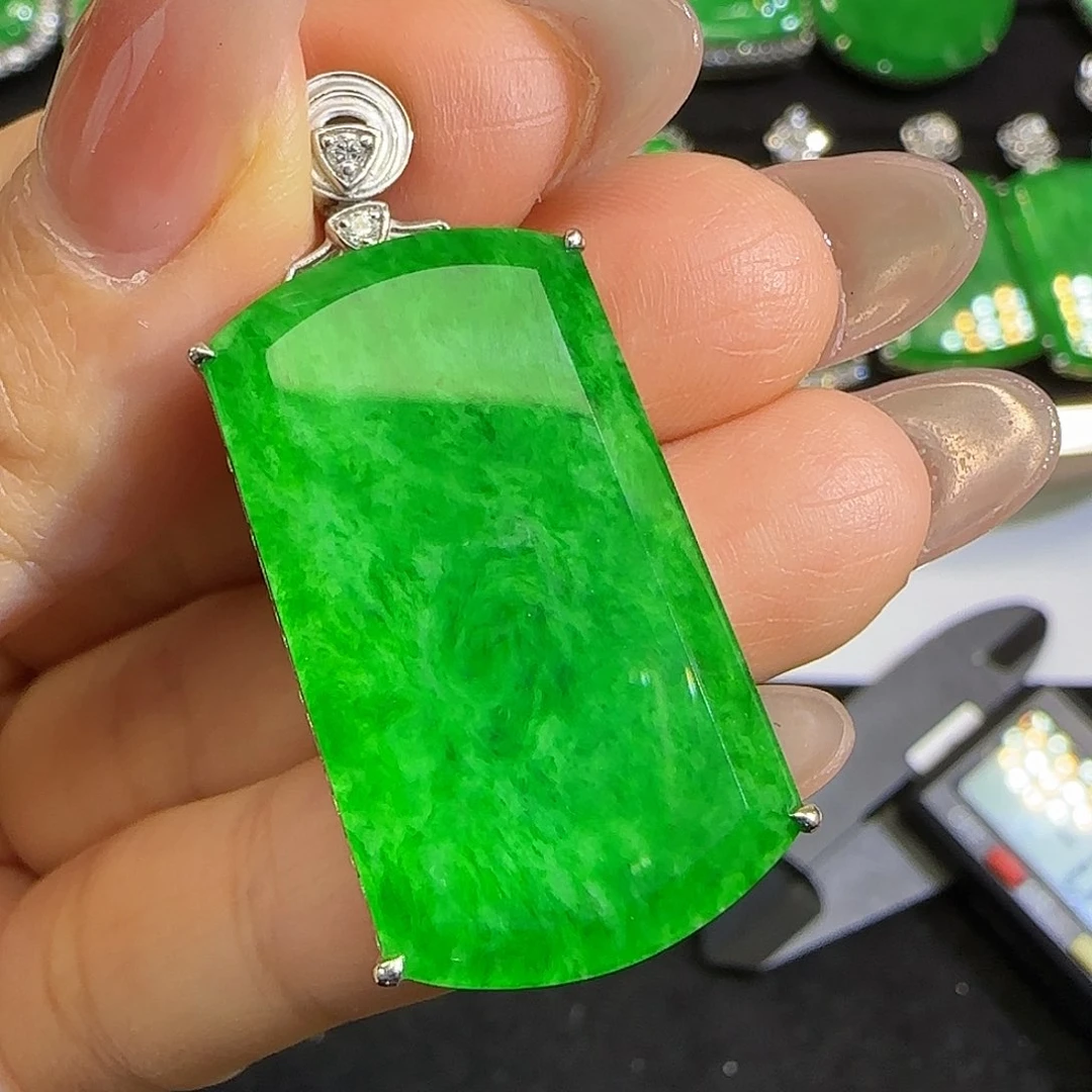 翡翠颈饰18K金镶嵌。