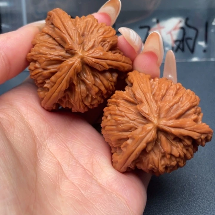 C***a文玩核桃吊坠白狮子