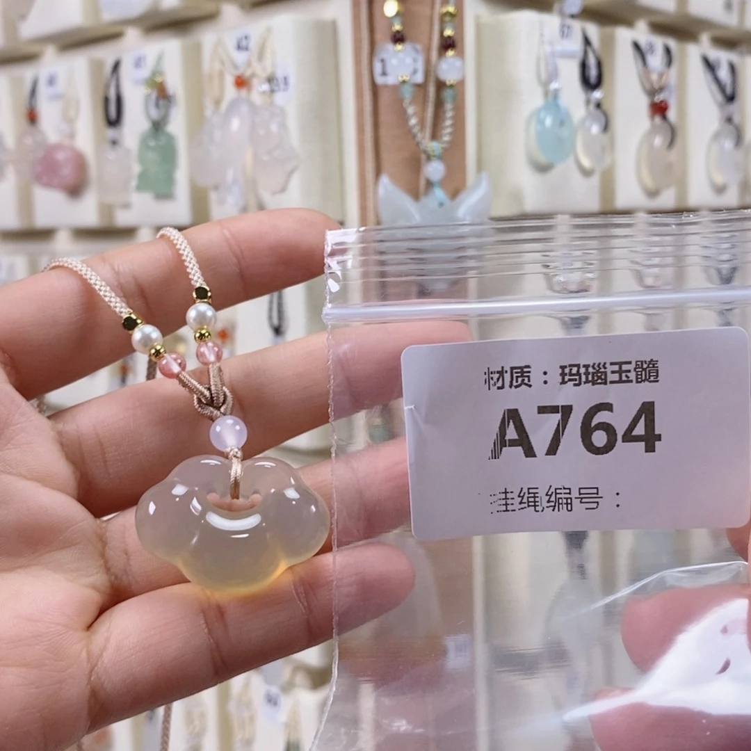 此***」玛瑙/玉髓未镶嵌颈饰