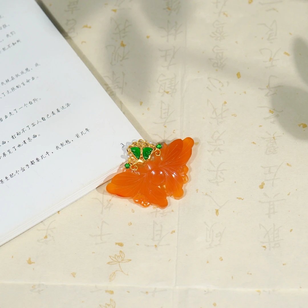 【蝶舞琼华】18K金镶嵌老玛瑙蝴蝶胸针吊坠两用款