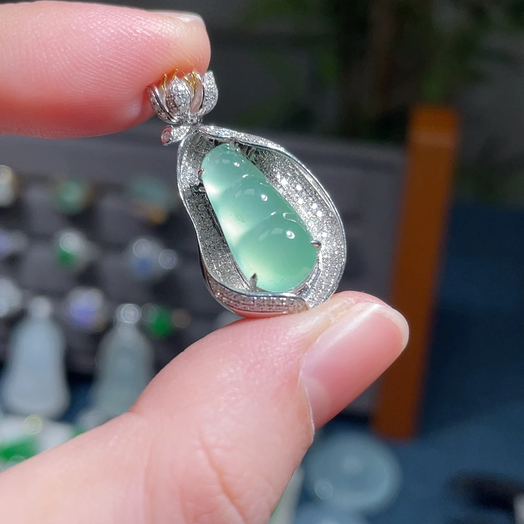 翡翠18K金镶嵌颈饰冰甜绿豆