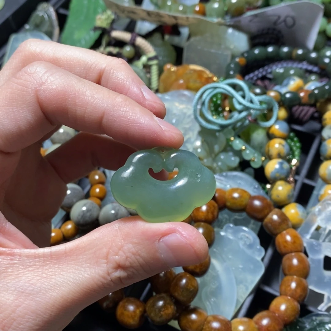 蛇纹石玉未镶嵌颈饰