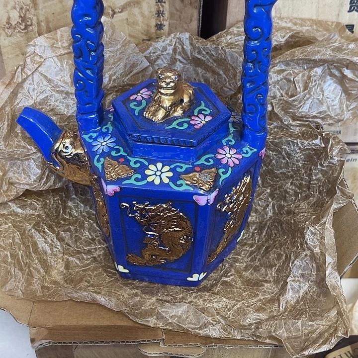 紫砂茶壶原矿泥料手工制作的一把紫砂壶。