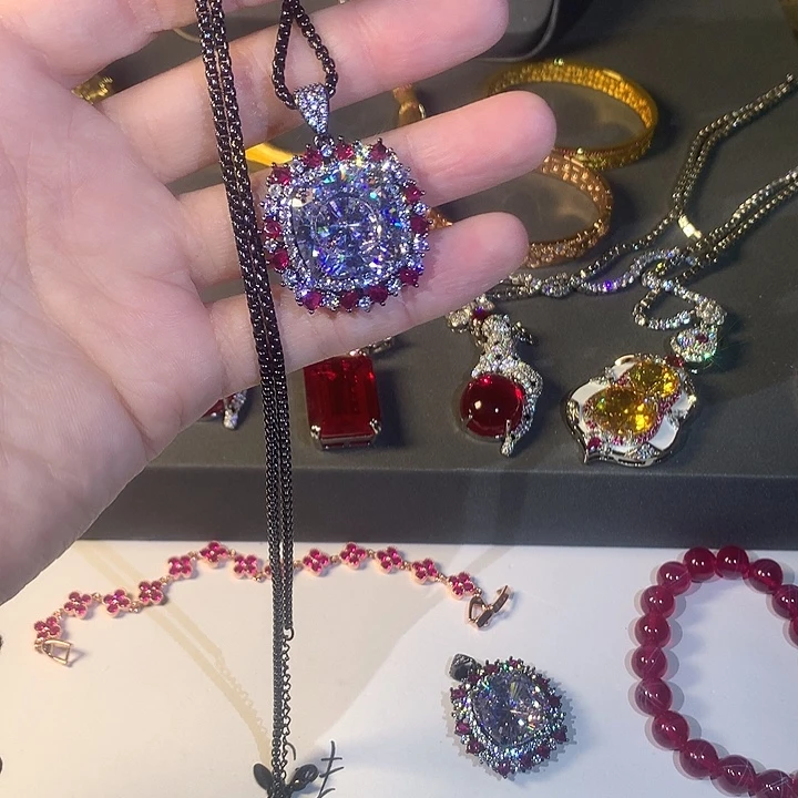非金属60白色吊坠。