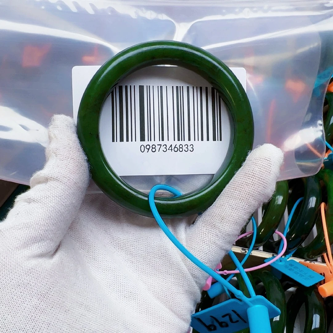 柠****和田玉未镶嵌手镯